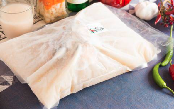 ※冷凍状態 丸鶏1羽を使った「特製サムゲタン」